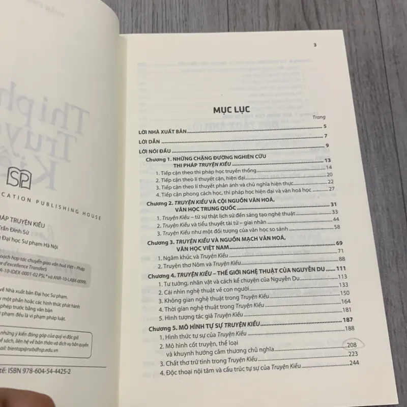 Thi pháp truyện kiều - trần đình sử. Có chữ ký tặng. 10a4 1027872