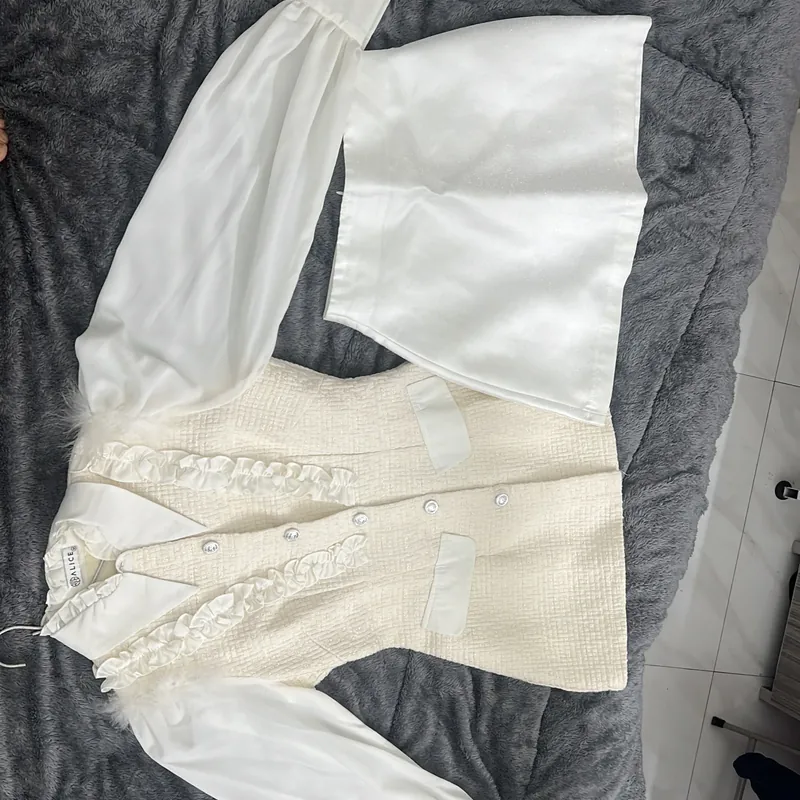 Váy trắng cùng chân váy mua 750k mặc 1 lần 1h pass lại 200k  719651