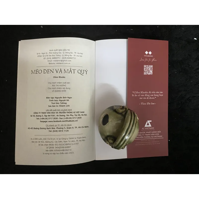 "Mèo Đen Và Mắt Quỷ" của tác giả Chloe Rhodes, do Sahara dịch 1030369