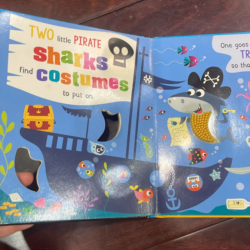 Ngoại văn tiếng anh trẻ em : NEVER TOUCH THE SHARKS - count the 5 snappy sharks  1028018