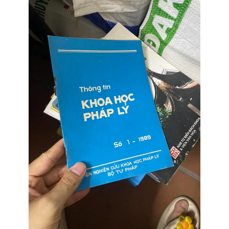 Sách Thông tin Khoa học pháp lý 310719