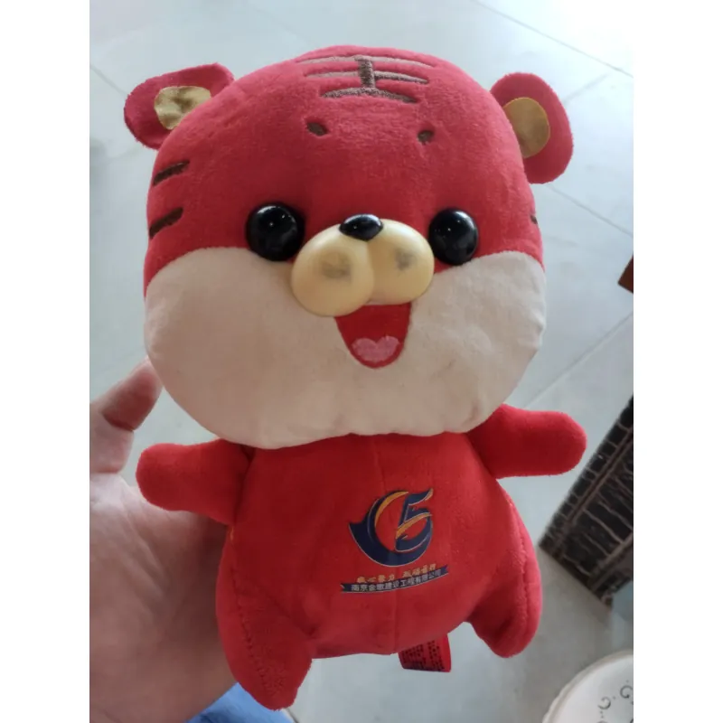 một chú thú nhồi bông hình hổ đỏ  ( hang 2hand) 996547