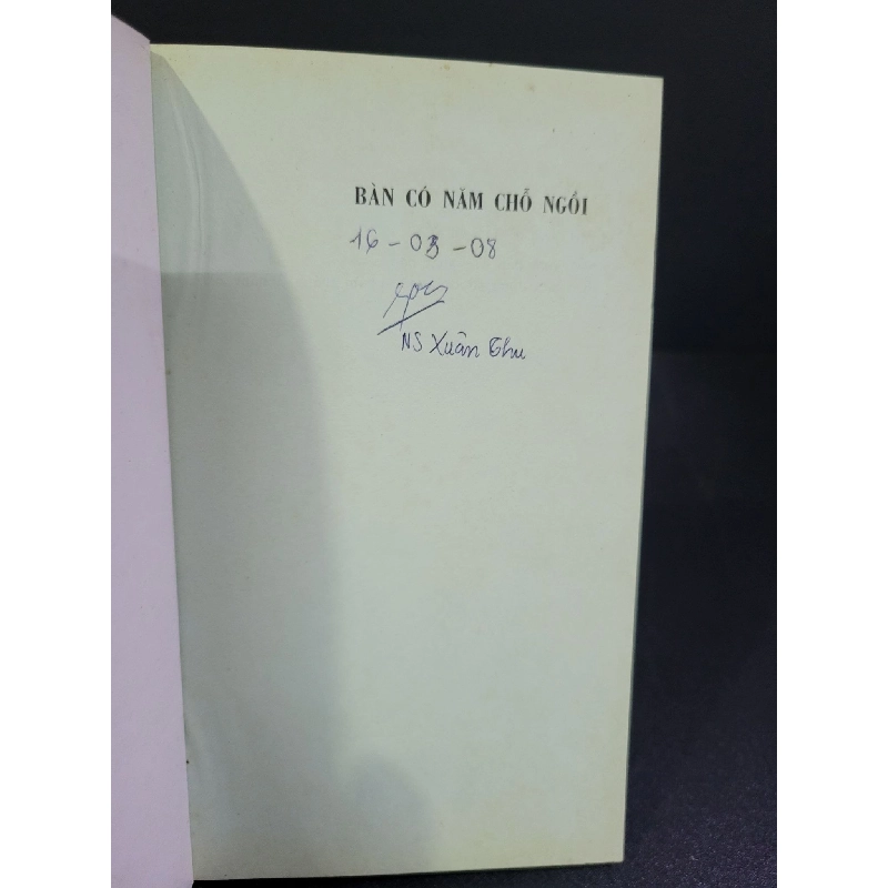 Bàn có năm chỗ ngồi mới 90% bẩn bìa, ố nhẹ, có chữ ký 2007 Nguyễn Nhật Ánh HCM3004 VĂN HỌC 918899