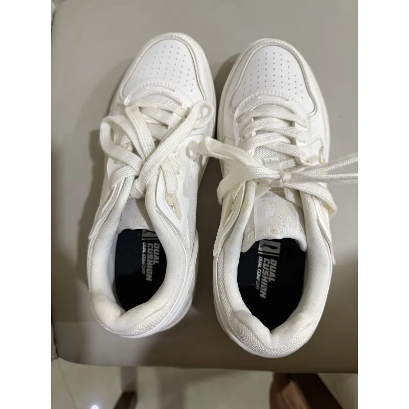 Giày Lining màu trắng size 37 975000