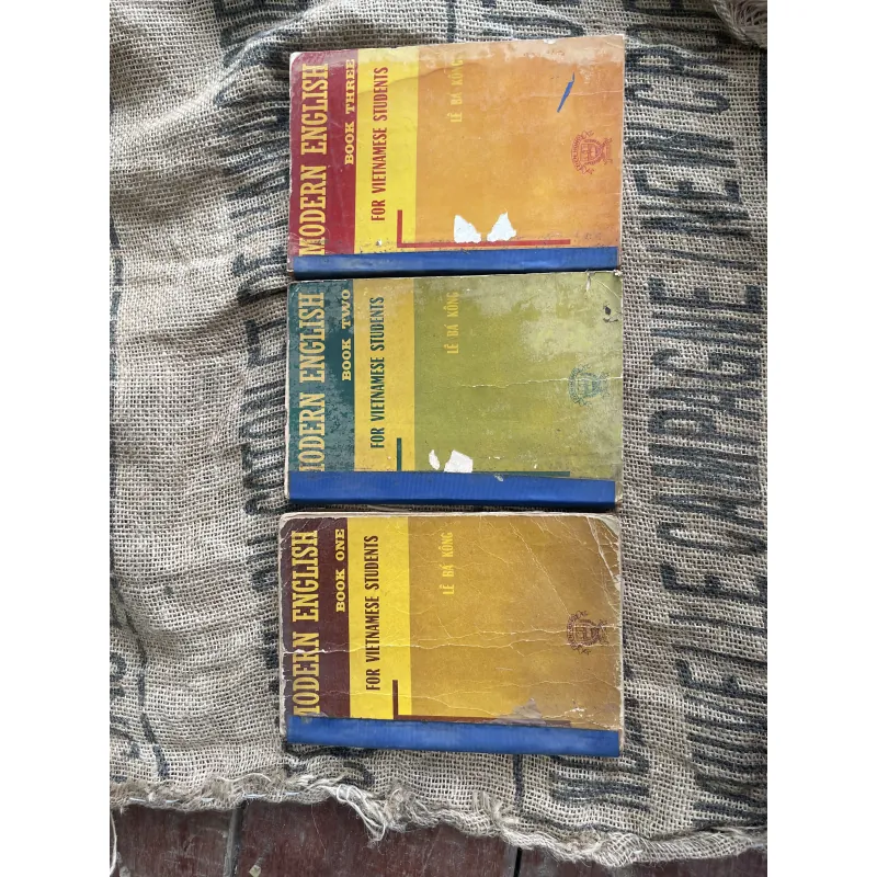 MODERN ENGLISH BOOK THREE FOR VIETNAMESE STUDENTS; Lê bá Kông  1013096
