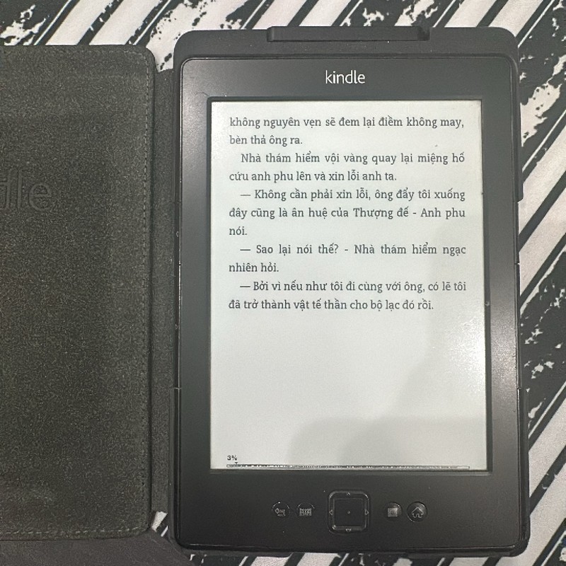 Máy đọc sách Kindle kèm cover đèn chính hãng màu đen, hoạt động tốt! 75162