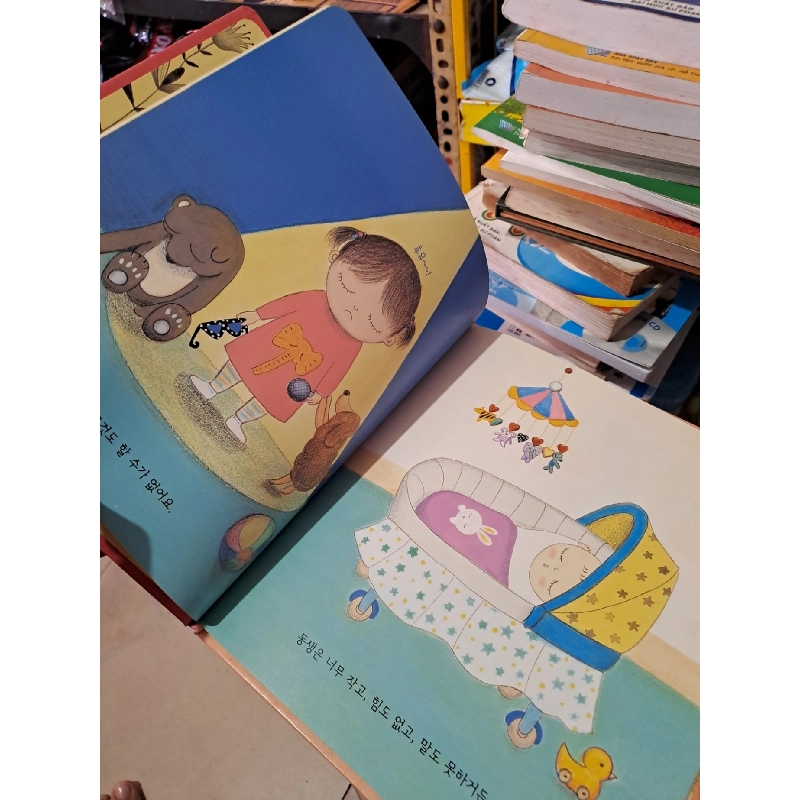 Truyện tranh hàn quốc bìa hồng em bé trong nôi mới 90% HCM0808 Sách ngoại văn 924944