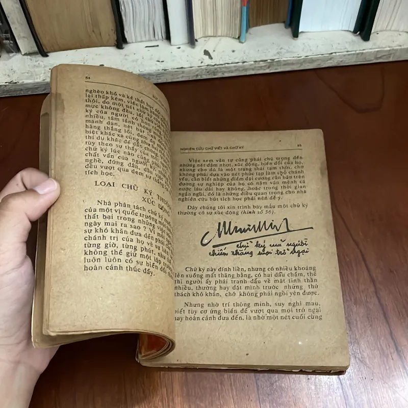 II Sách Xưa: Bút Tích Học _ Nghiên Cứu Chữ Ký Và Chữ Viết - Huỳnh Minh - 1989 576900