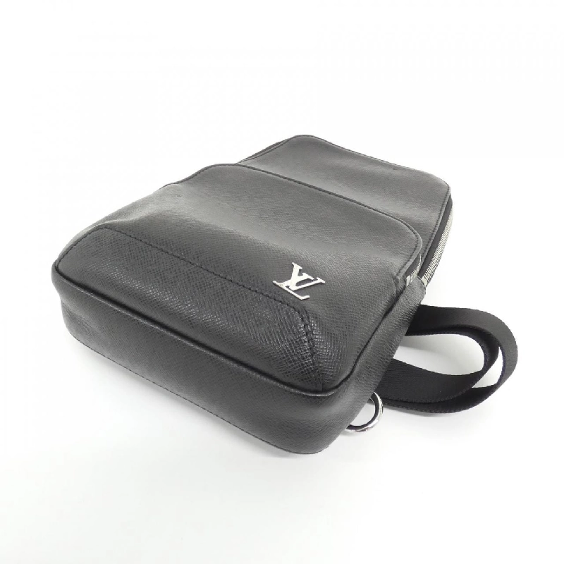 Túi đeo chéo Louis Vuitton Taiga Avenue M30443 610268