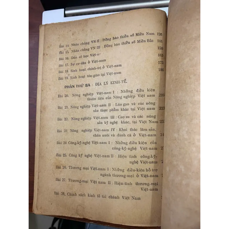 ĐỊA LÝ VIỆT NAM - NGUYỄN KHẮC NGỮ & PHẠM ĐÌNH TIẾU 753349