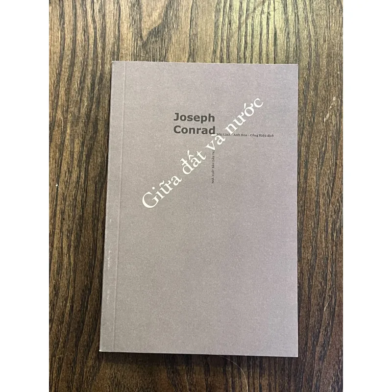Giữa đất và nước - Joseph Conrad Công Hiện, Anh Hoa, Nhị Linh dịch 936412