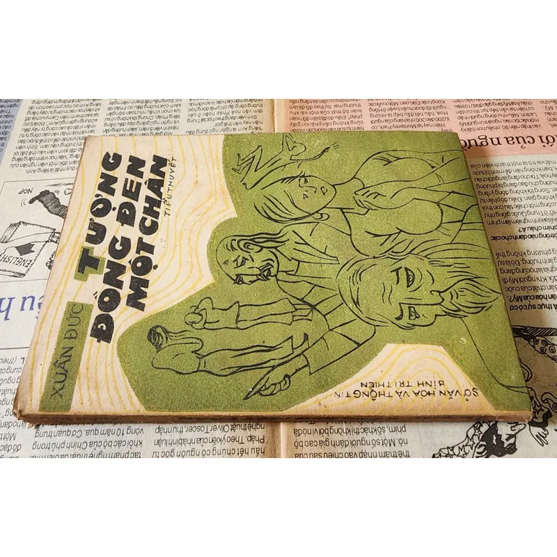 Tiểu thuyết Tượng đồng đen một chân của tác giả Xuân Đức. 704358