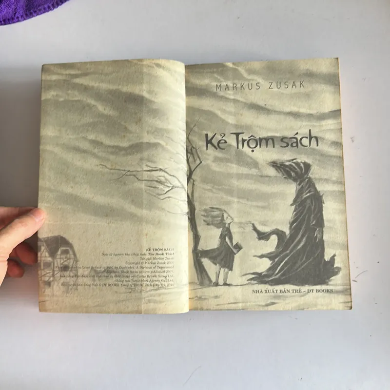 The Book Thief (Kẻ trộm sách) của Markus Zusak. 931747