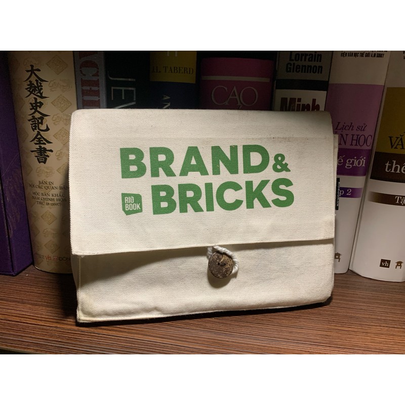 Sách Kinh Tế :Brand & Bricks - Xây Dựng Thương Hiệu Từ Những Viên Gạch Đầu Tiên- Mới 95% 149064