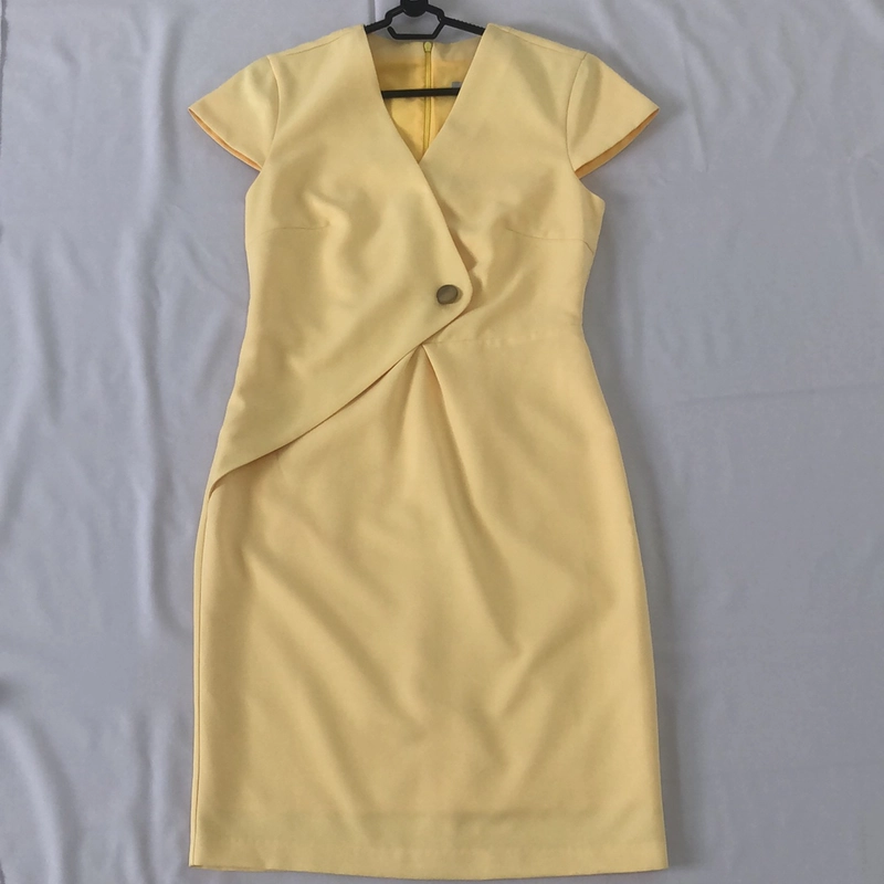 Đầm vàng mới tinh, sang, vải rất đẹp.  519145