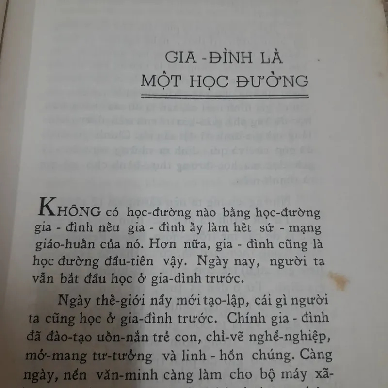 Gia Đình Giáo Dục. Học giả Raymond Beach bản in Thời Thiệu Saigon 1965 606331