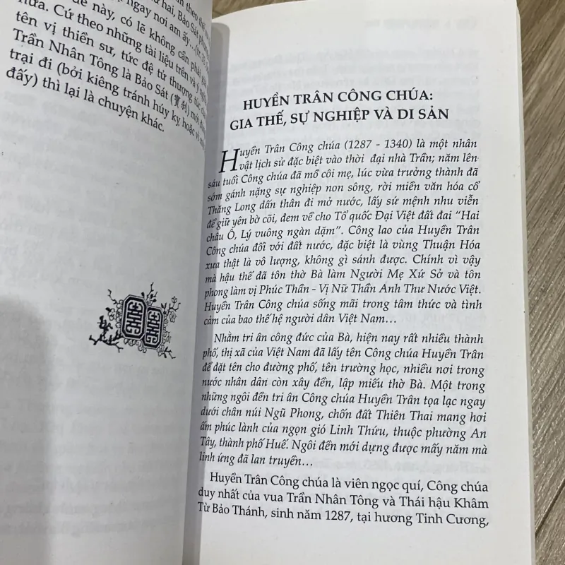 NHÌN TỪ HUẾ - BÚT KÝ VĂN HÓA, LỊCH SỬ 995907