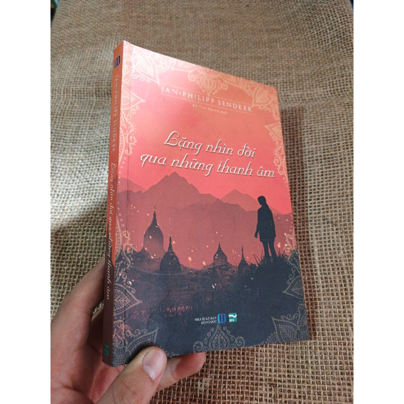 Lặng nhìn đời qua những thanh âm - Jan Phillip Sendker 2017 mới 80% ố(Văn học nước ngoài) HLSC2404 1028377