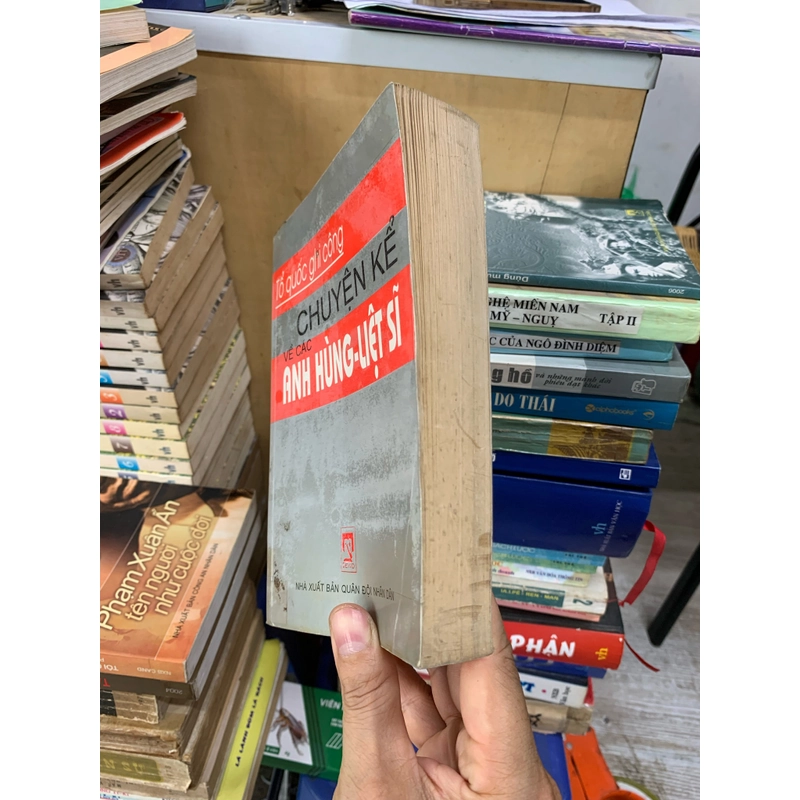 Chuyện kể về các anh hùng liệt sĩ. 999 493859