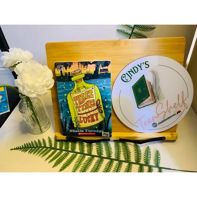 [Sách tiếng Anh 2hand] Like new 90% - 🌈 Three Times Lucky - Sheila Turnage 🪄 592592
