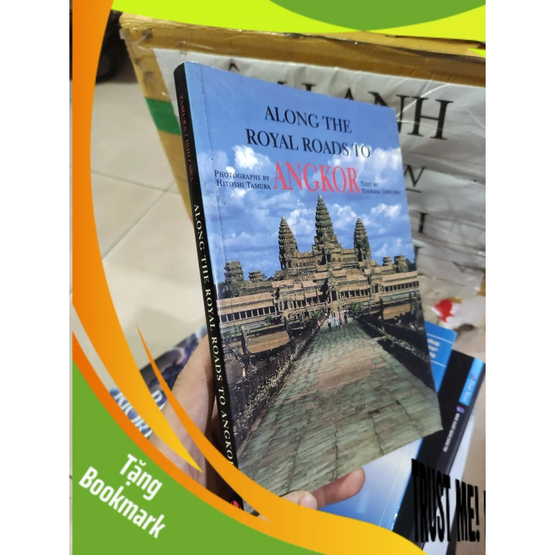 (TẶNG BOOKMARK) Along the Royal Roads to Angkor 938669