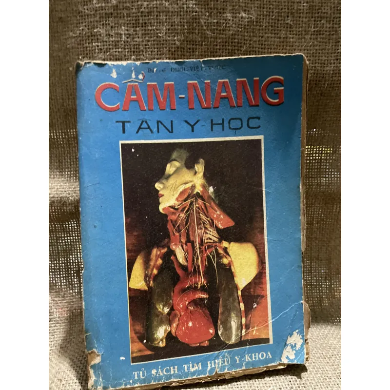 Cẩm nang Tân y học - sách y trước 1975- hơn 330 trang - sách bị mọt ăn  907760