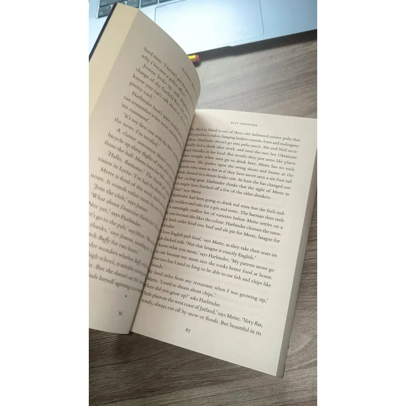 Bleeding Heart Yard by Elly Griffiths 795629