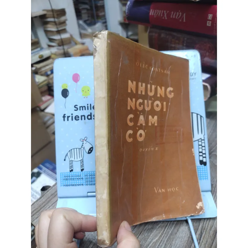 Sách: Những người cầm cờ - TG: Olec Gontsat (A3) 750298