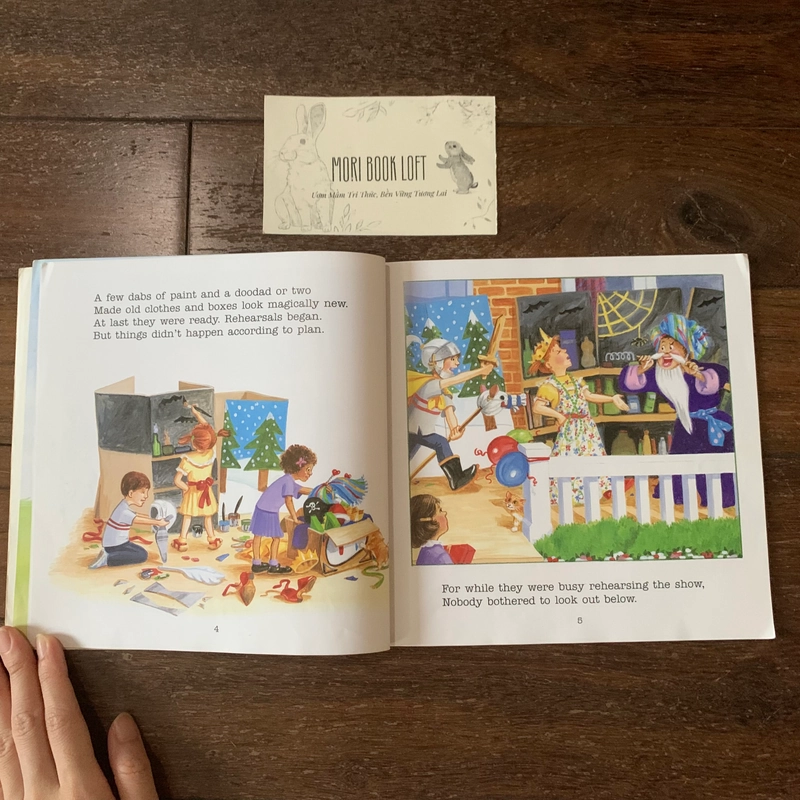 Sách ngoại văn Jillian Jiggs and the Secret Surprise, Used, minh họa đẹp 492662