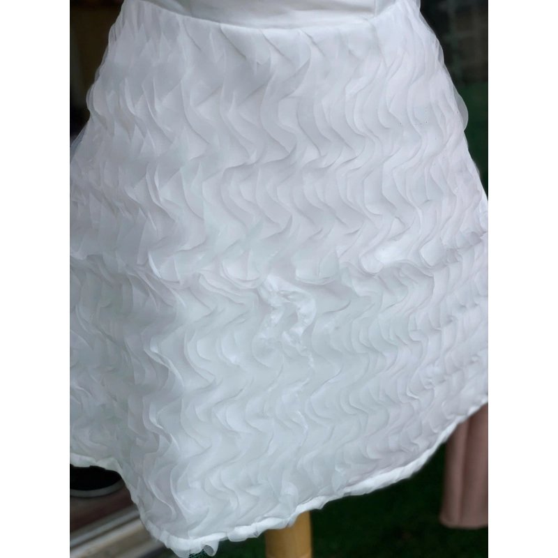 Đầm trắng phối lượn sóng bèo ở váy 503168