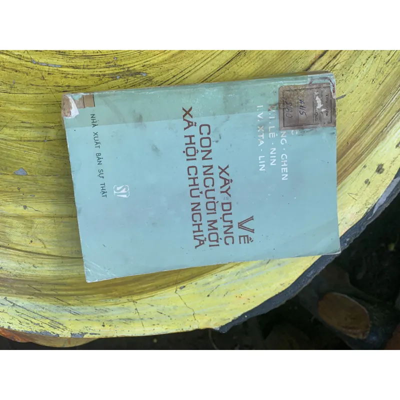 VỀ XÂY DỰNG CON NGƯỜI MỚI XÃ HỘI CHỦ NGHĨA  746717