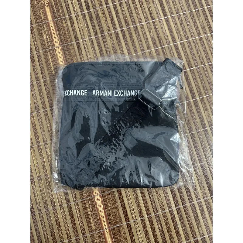 Túi đeo chéo Armani chính hãng mua bên nhật bản 698922