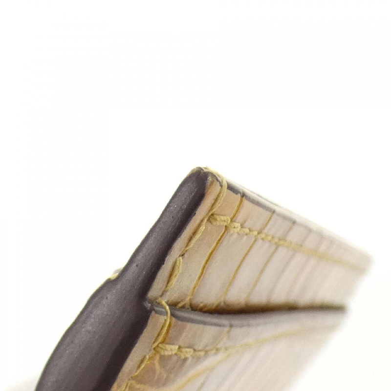 Ví da Louis Vuitton da kỳ lạ 624030