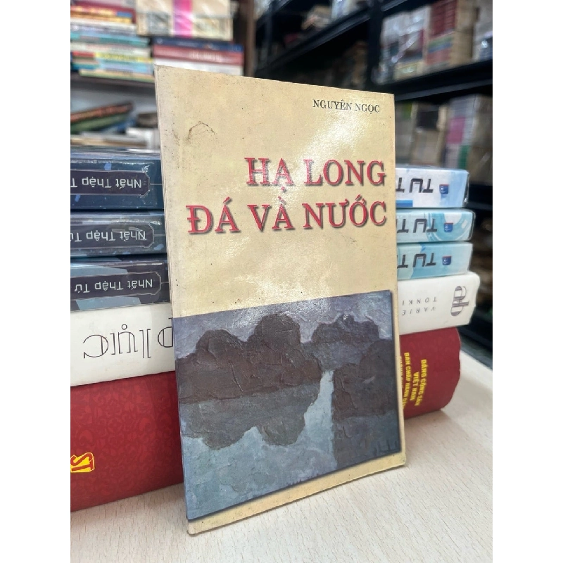 Hạ Long đá và nước - Nguyên Ngọc 747112