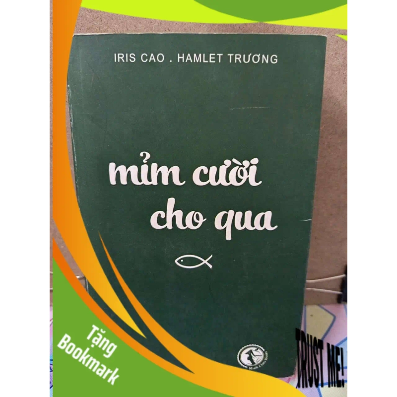 (TẶNG BOOKMARK) Mỉm cười cho qua - Có chữ ký tác giả - Iris Cao . Hamlet Trương Tản văn RBK0810 947864