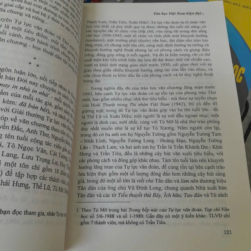 VĂN HỌC VIỆT NAM HIỆN ĐẠI TRONG ĐỒNG HÀNH CÙNG LỊCH SỬ - PHONG LÊ 977705