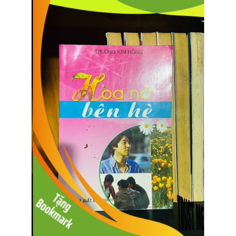 (TẶNG BOOKMARK) Hoa nở bên hè - Trương Kim Hồng VĂN HỌC RBK0810 945096
