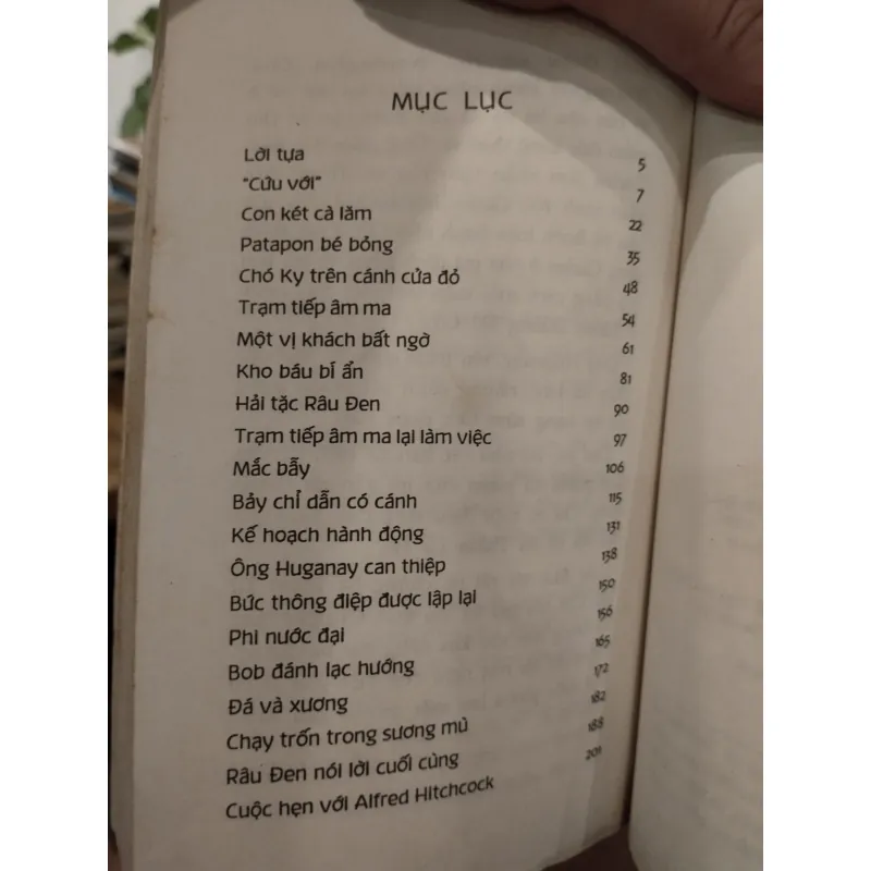 sách "Vụ bí ẩn con két cà lăm" thuộc bộ truyện trinh thám nổi tiếng "Ba chàng thám tử trẻ" 1025391