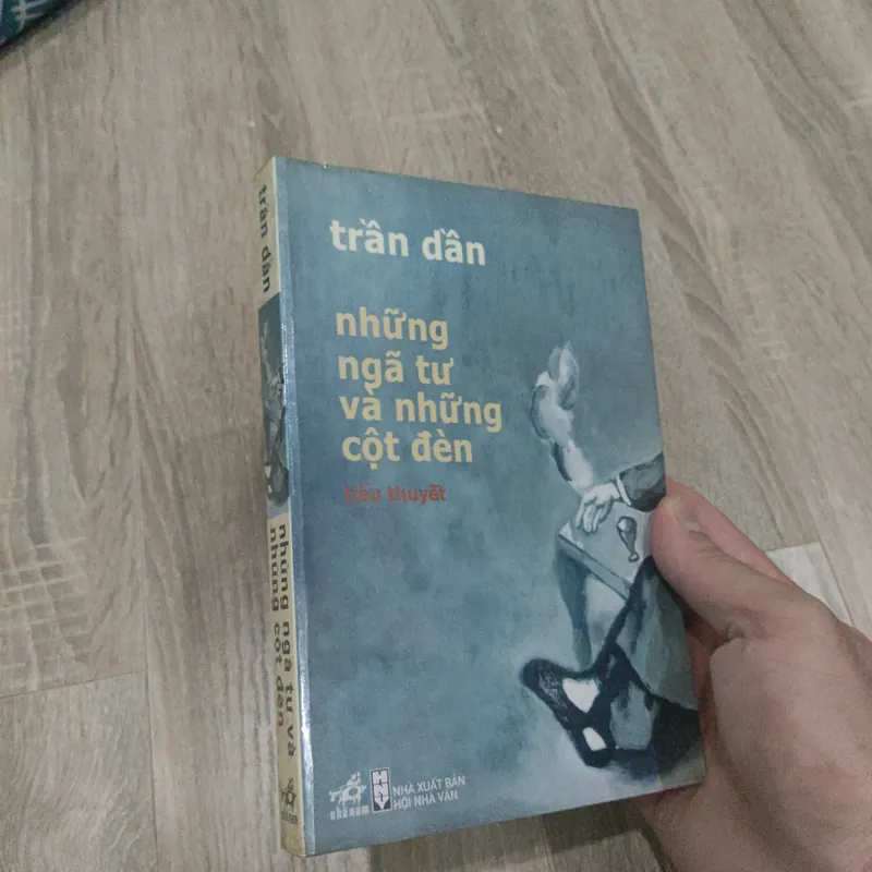 Những Ngã Tư Và Những Cột Đèn - Trần Dần 732159