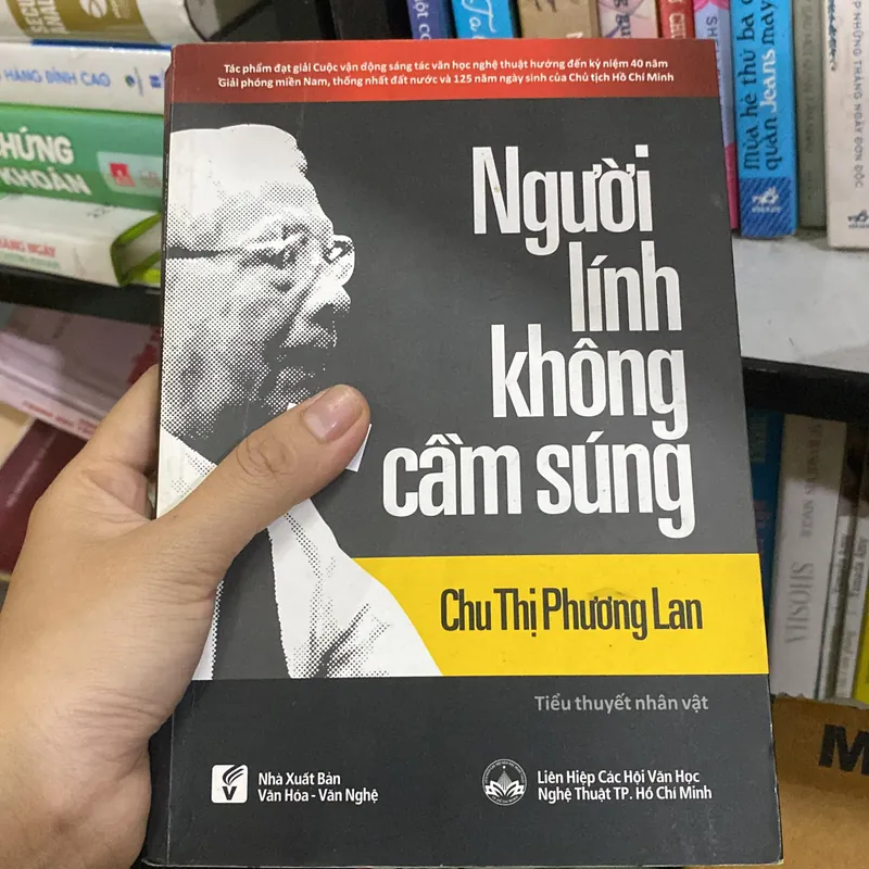 Người lính không cầm súng  567837