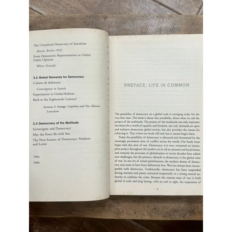 Multitude: War and Democracy in the Age of Empire - Michael Hardt & Antonio Negri 729009