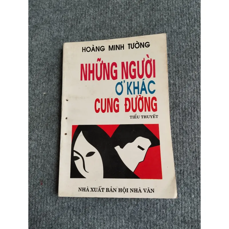 NHỮNG NGƯỜI Ở KHÁC CUNG ĐƯỜNG - HOÀNG MINH TƯỜNG 701887
