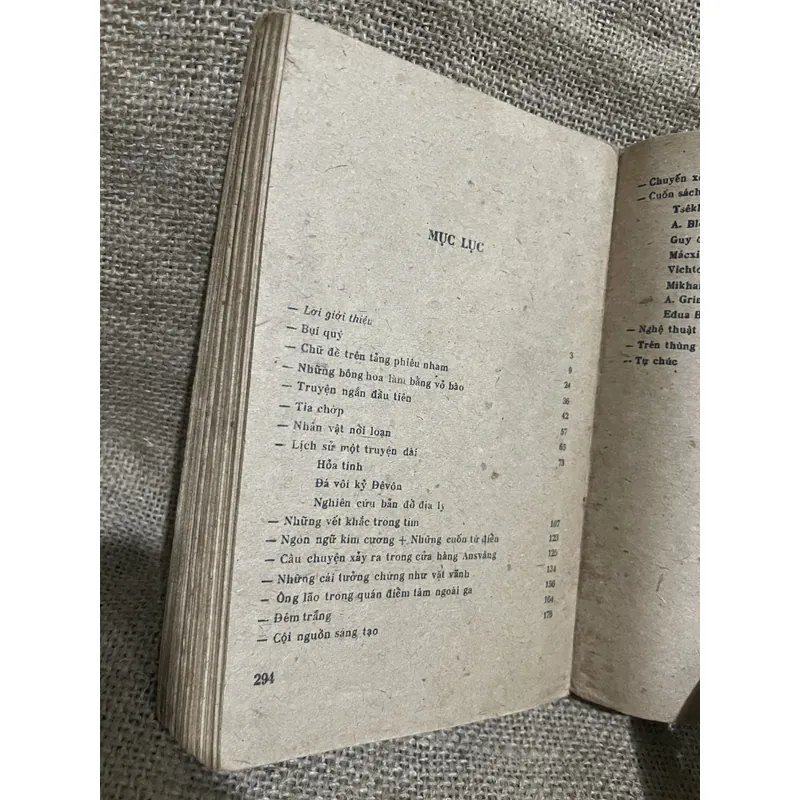 Bình minh mưa, Bông Hồng vàng , một mình với mùa thu (tiểu luận, chân dung) - Paustovsky 719411