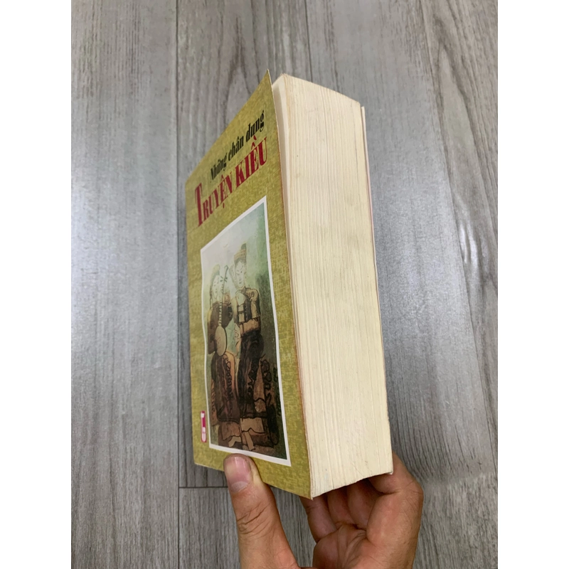 Sách những chân dung truyện kiều. 999 471188