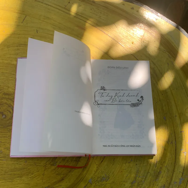 TƯ DUY KINH DOANH CỦA BÀ BÁN LẨU- ĐOÀN DIỆU LINH HAI TẬP BÌA CỨNG  785103