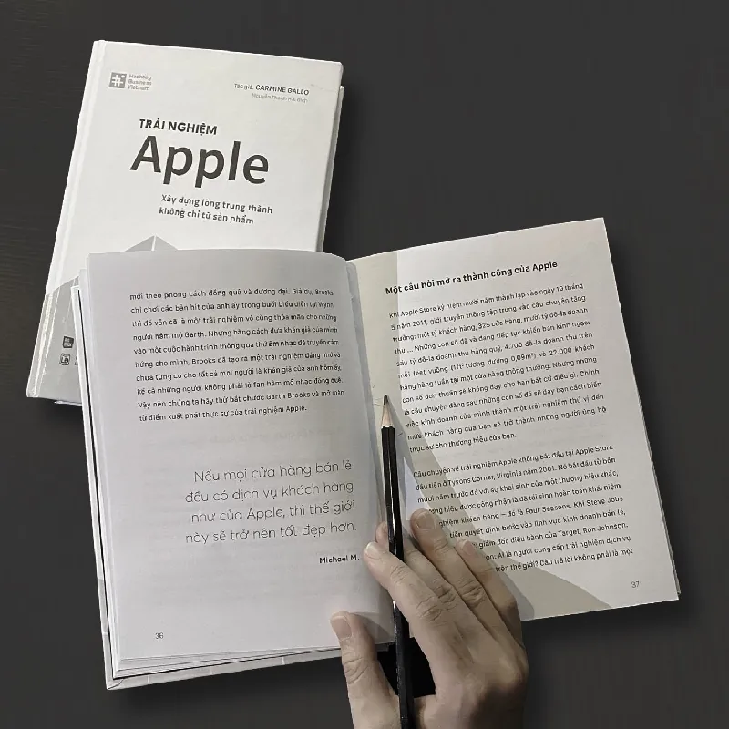 TRẢI NGHIỆM APPLE - Xây dựng lòng trung thành không chỉ từ sản phẩm - Carmine Gallo - MARKETING KINH DOANH 596812