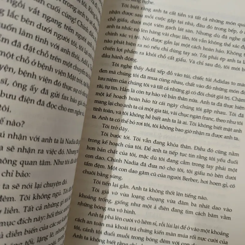 Kho báu bị nguyền rủa - Vết khắc hằn trên cát - Michel Bussi 1023836