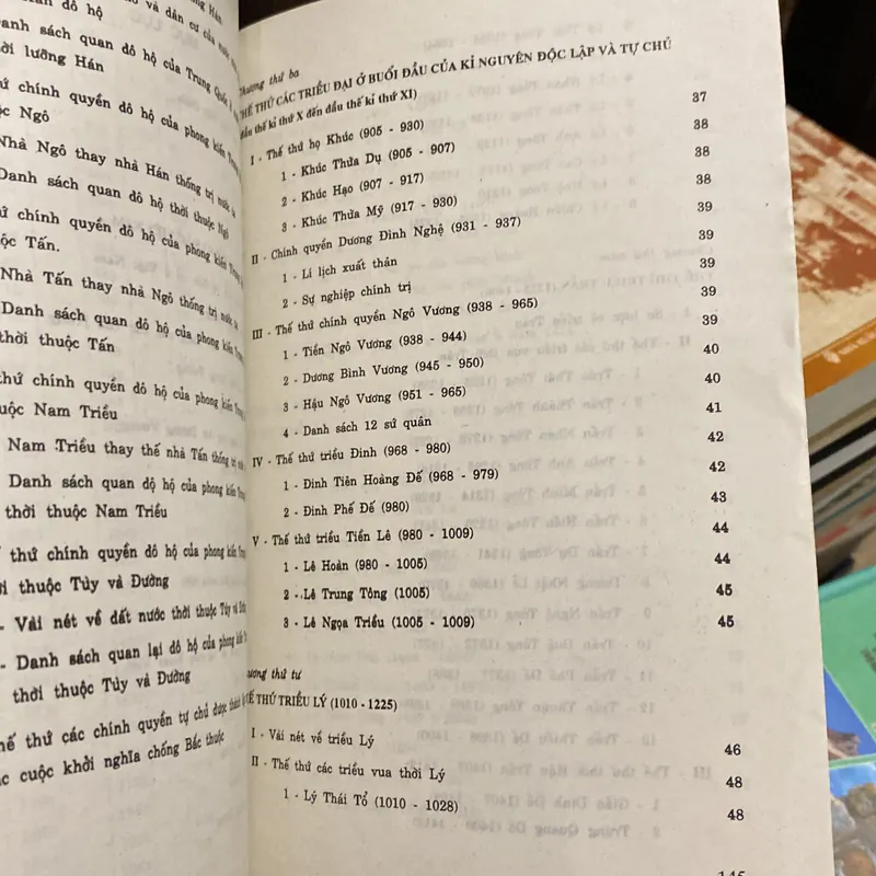 THẾ THỨ CÁC TRIỀU VUA VIỆT NAM (XB 2005) 697743