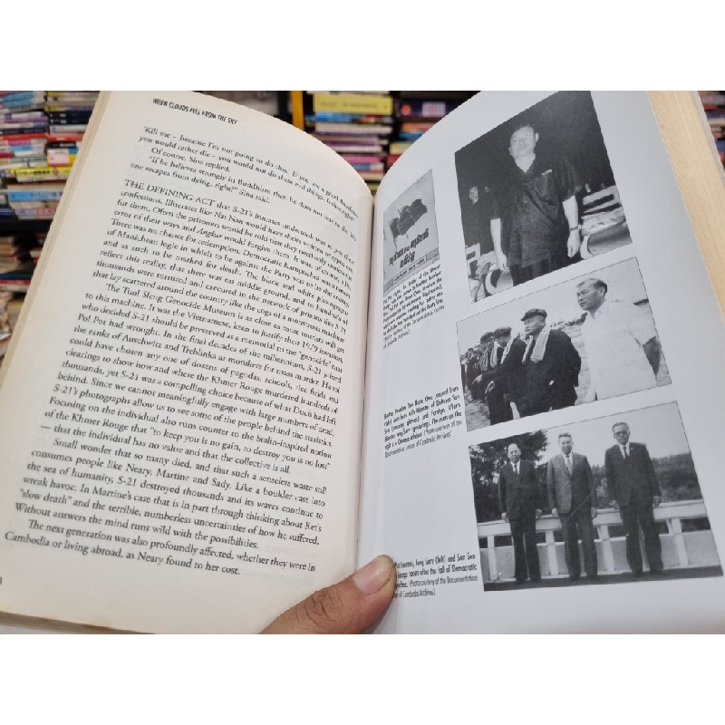 WHEN CLOUDS FELL FROM THE SKY : A DISAPPEARANCE, A DAUGHTER'S SEARCH AND CAMBODIA'S FIRST WAR CRIMINAL - Robert Carmichael 144393