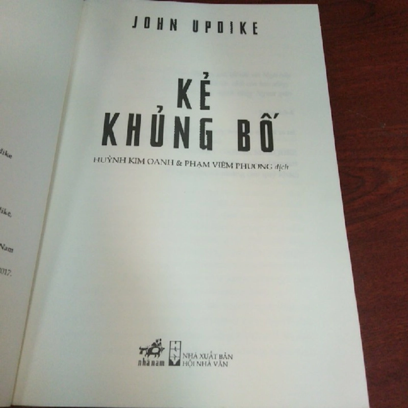 KẺ KHỦNG BỐ - John Updike 284321